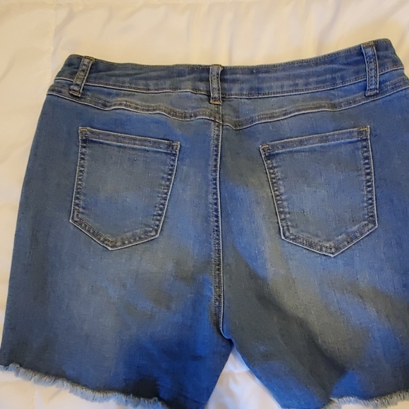 Shorts - Picture 3 of 3